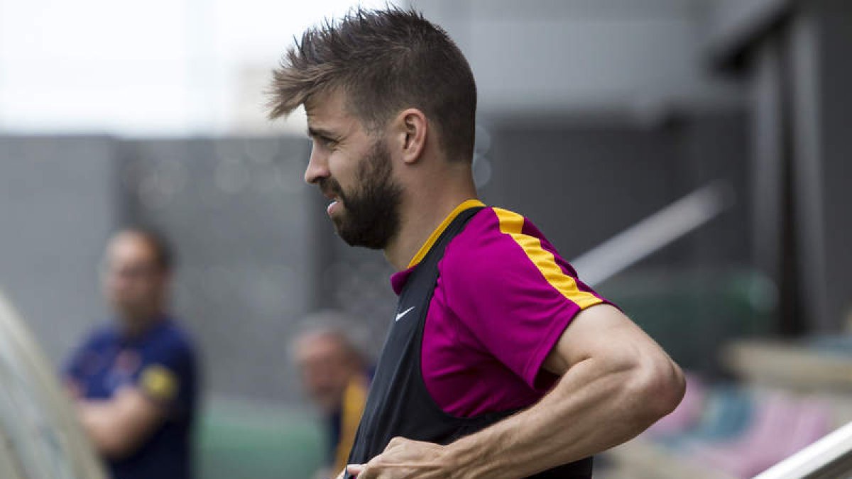 Gerard Piqué durante la sesión de entrenamiento de la plantilla azulgrana. QUIQUE GARCÍA