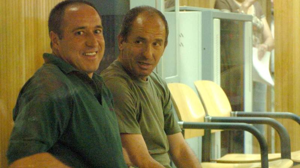 Parot, a la izquierda, durante su juicio en la Audiencia Nacional. JUAN M. ESPINOSA