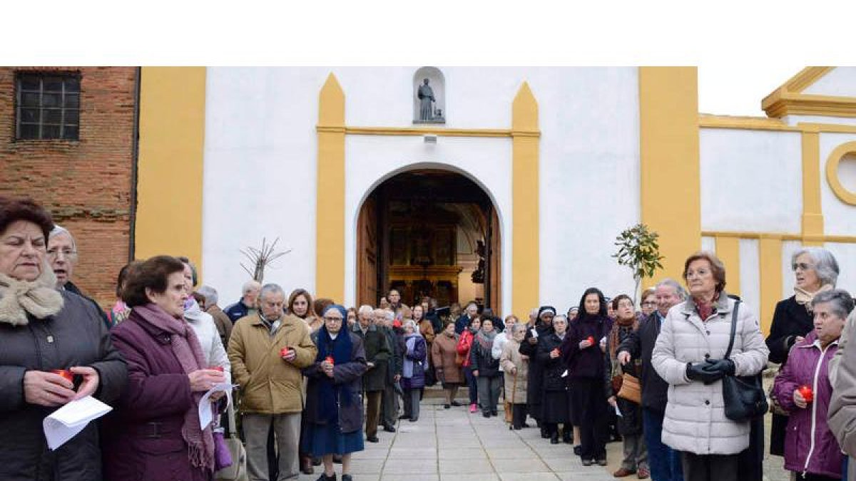 Cientes de devotos procedentes de todos los puntos del arciprestazgo de Sahagún acudieron al acto de apertura.