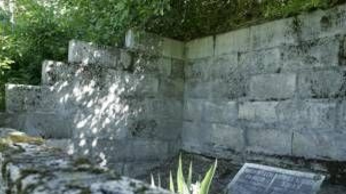 Lugar donde reposan los restos de Martín de la Cal y parte de su familia en las cercanías de Peñalba