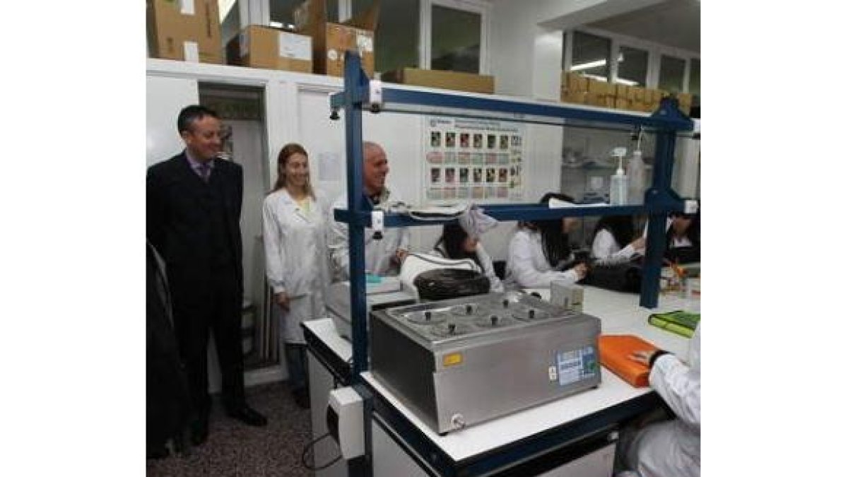 El director del centro durante la visita al laboratorio.