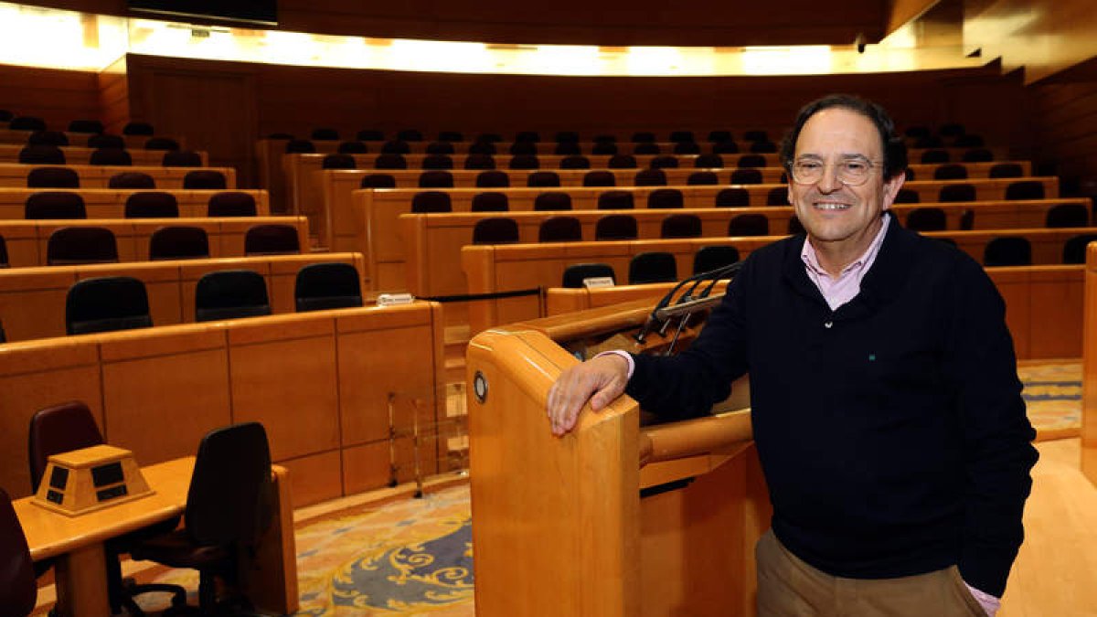 Luis Aznar, ayer en el Senado, donde sigue como miembro de la diputación permanente. RAQUEL P. VIECO