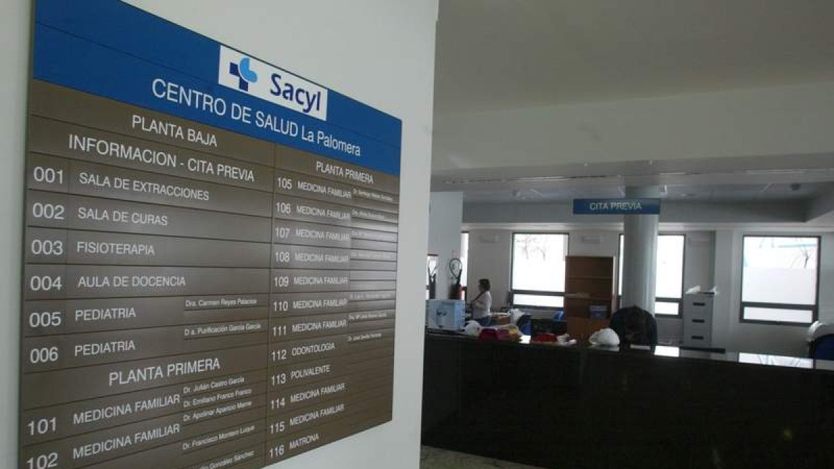 Interior del centro de salud de La Palomera, en León.