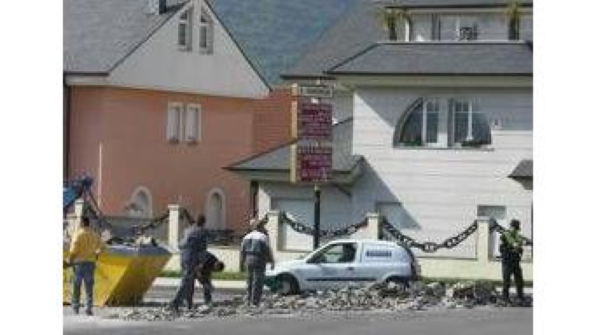 El material de construcción quedó desperdigado por la rotonda