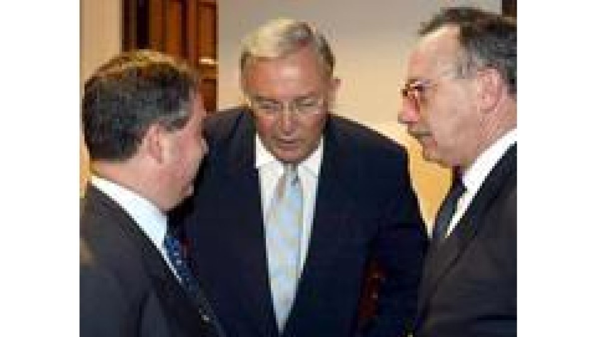 Vallvé (centro) junto a Mielgo (izquierda) y el rector de la Universidad