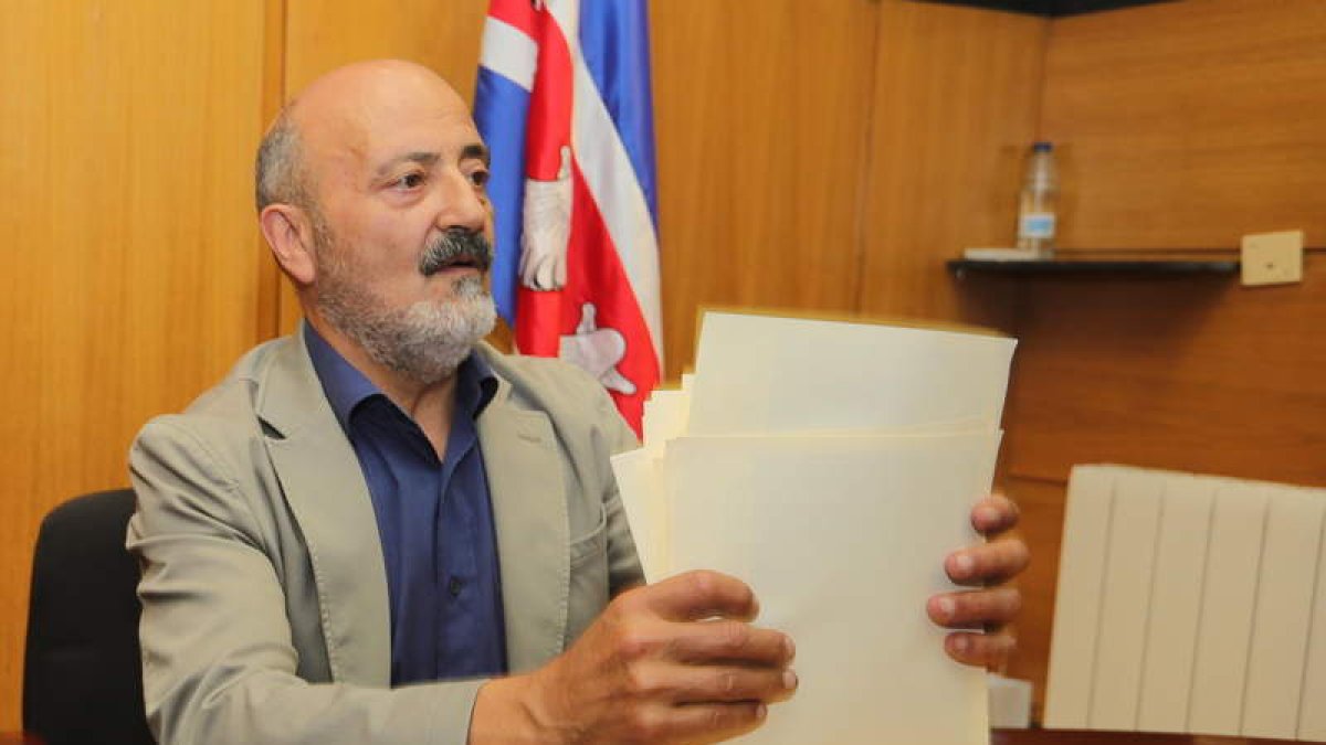 El presidente de la Confederación, en una visita al Bierzo. L. DE LA MATA