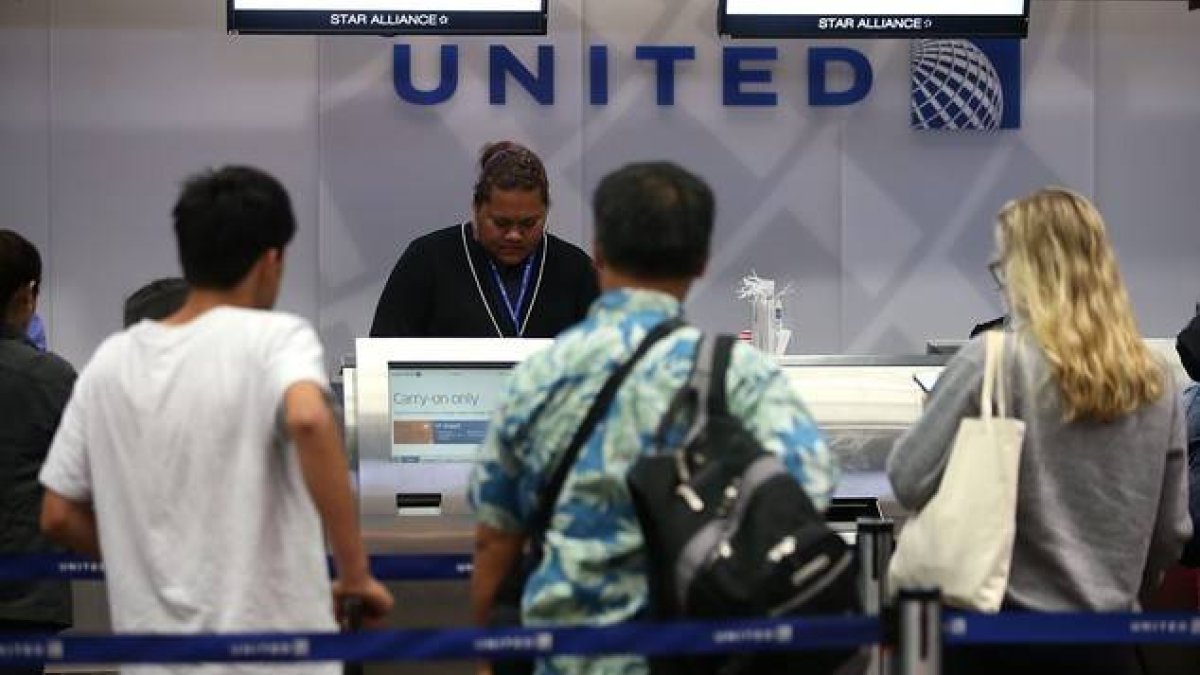 Pasajeros de United Airlines en la mesa de facturación de la compañía en el aeropuerto de San Francisco (California).