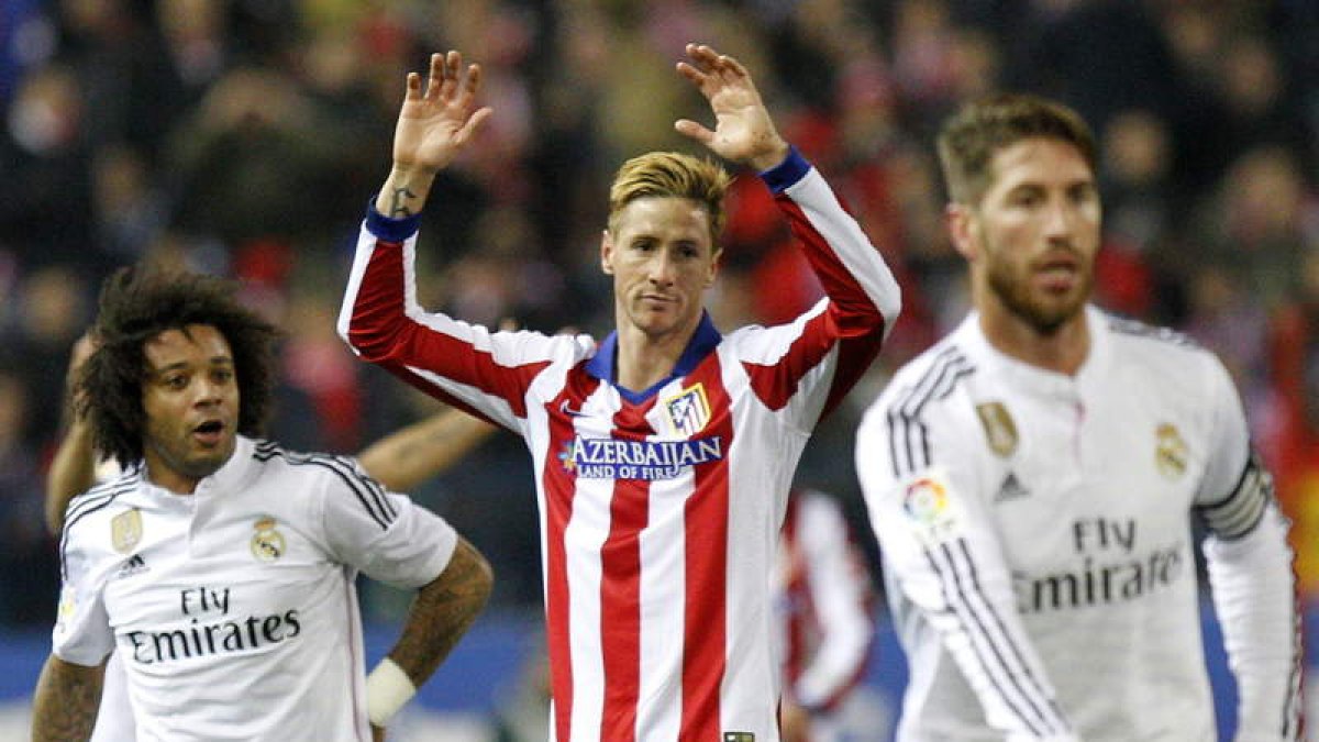 Marcelo y Ramos, junto a Torres, en el derbi.