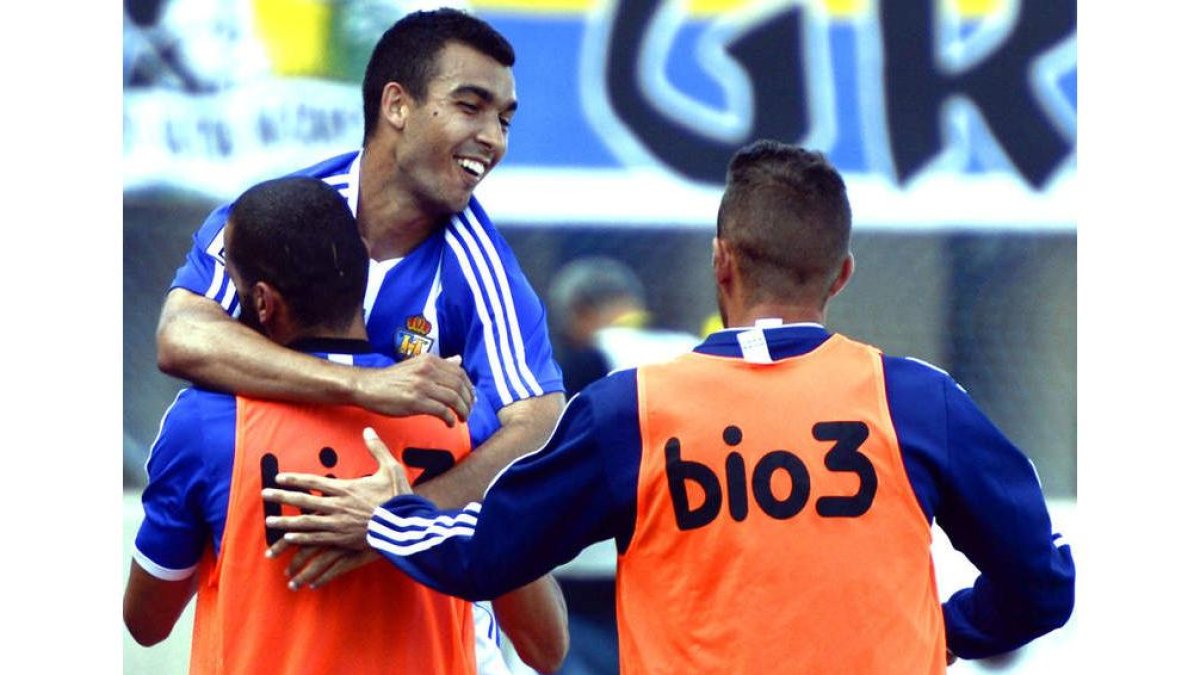 Fofo celebra con Yuri y Alberto Aguilar el gol que abría el marcador para la Deportiva.