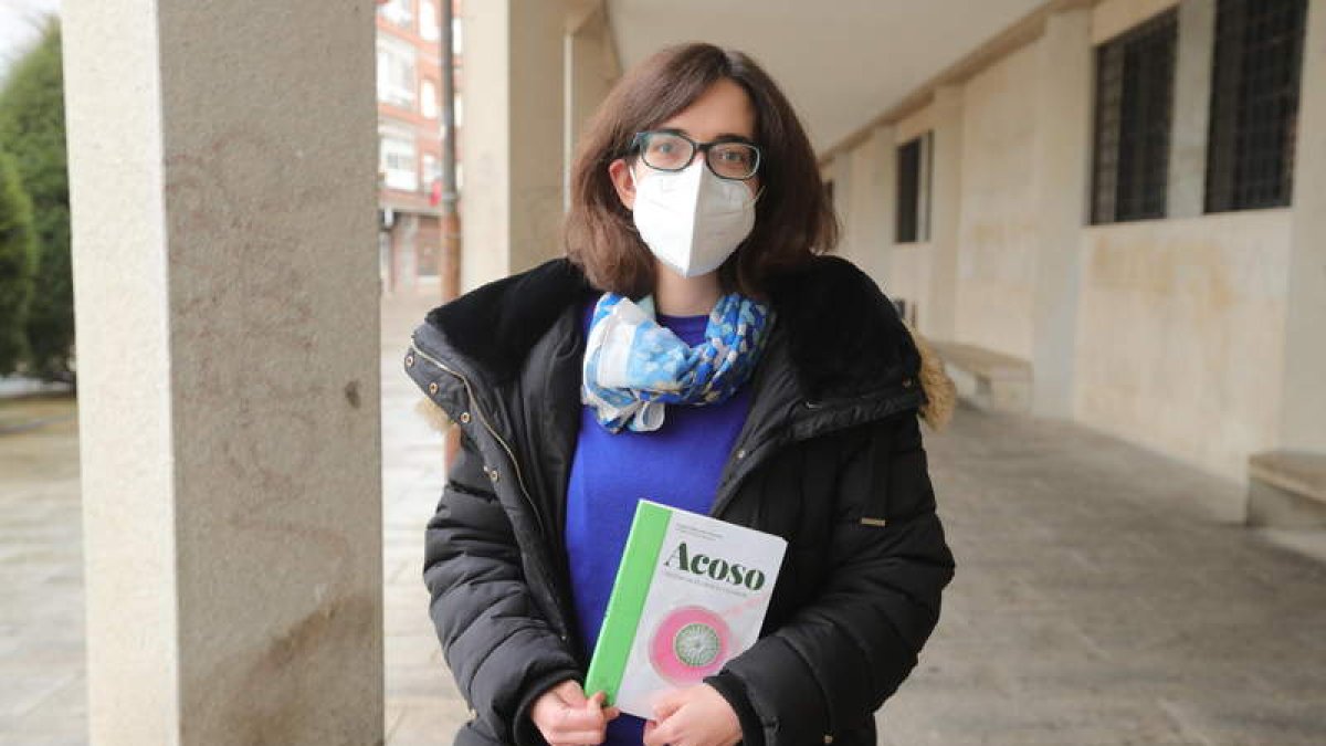 Ángela Bernardo Álvarez, en los soportales del Ayuntamiento de Ponferrada, la ciudad donde arranca su libro. L. DE LA MATA