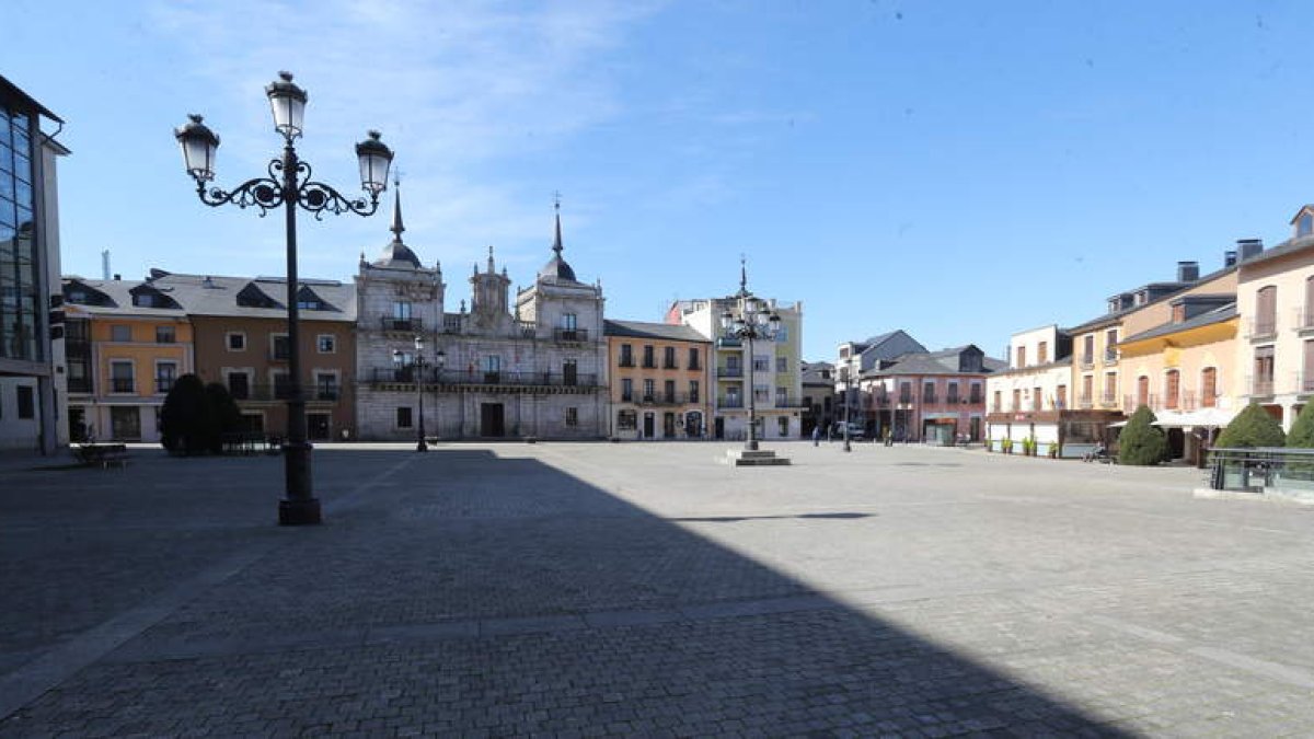 Plaza del Ayuntamiento, totalmente vacía como consecuencia de las medidas.