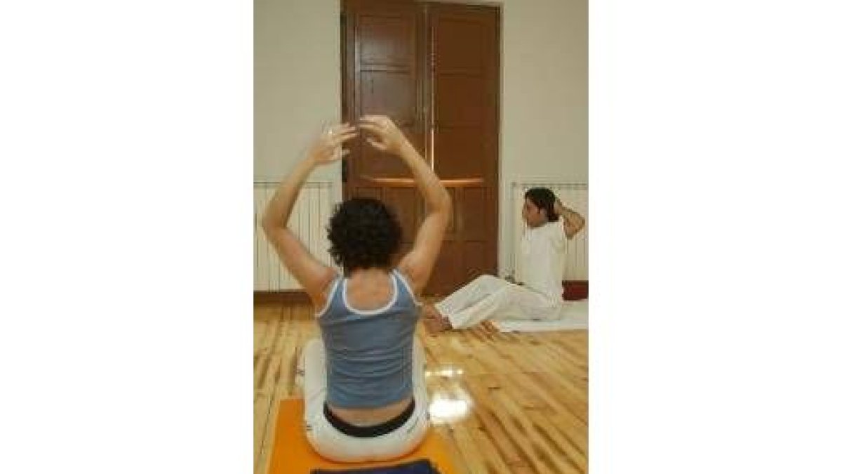Álvarez dirige los ejercicios preparatorios de una sesión de yoga