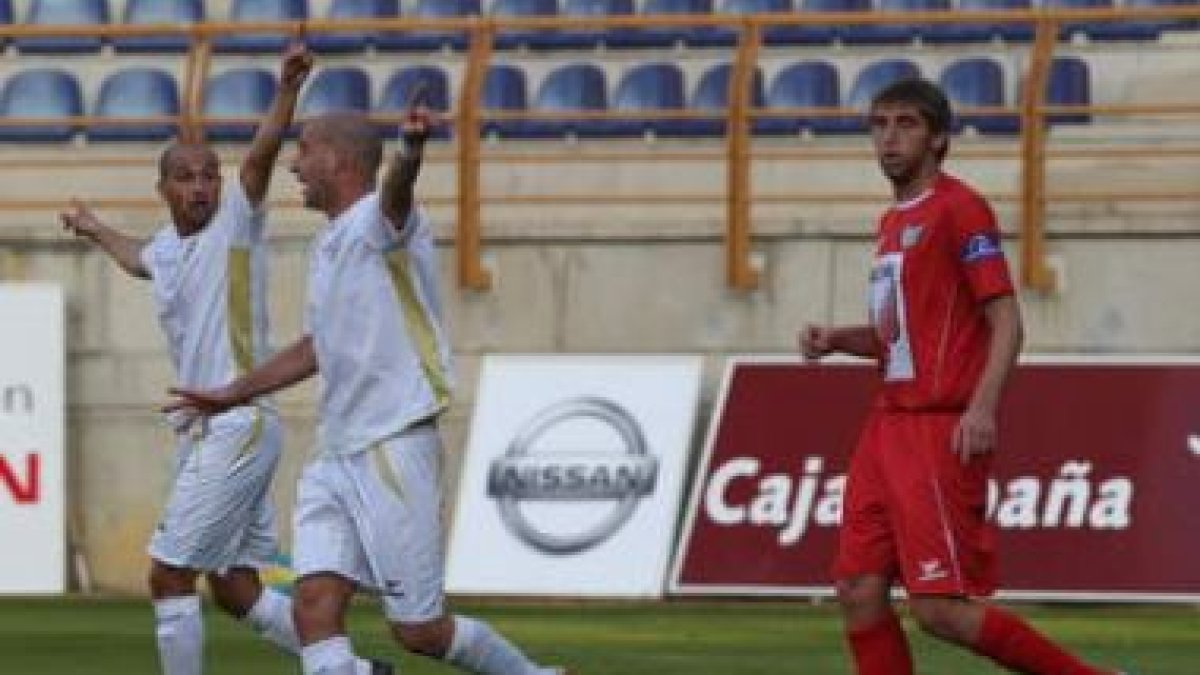 Pereira (izquierda) se fue de la Cultural para fichar por el Albacete de Segunda División.