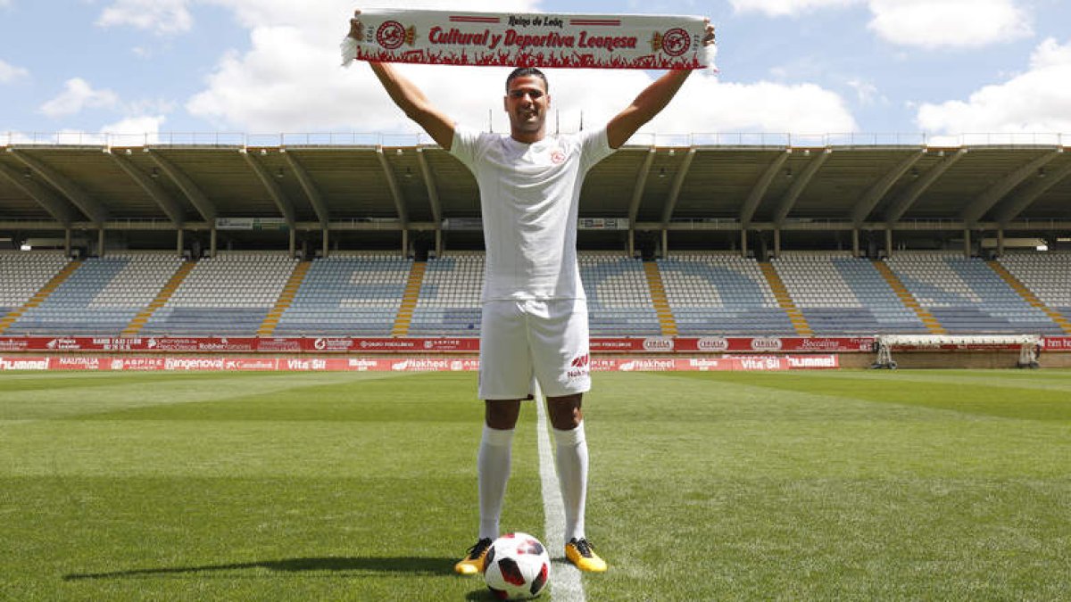 El nuevo delantero de la Cultural disputará hoy frente al Sporting de Gijón sus primeros minutos en el estadio Reino de León. FERNANDO OTERO