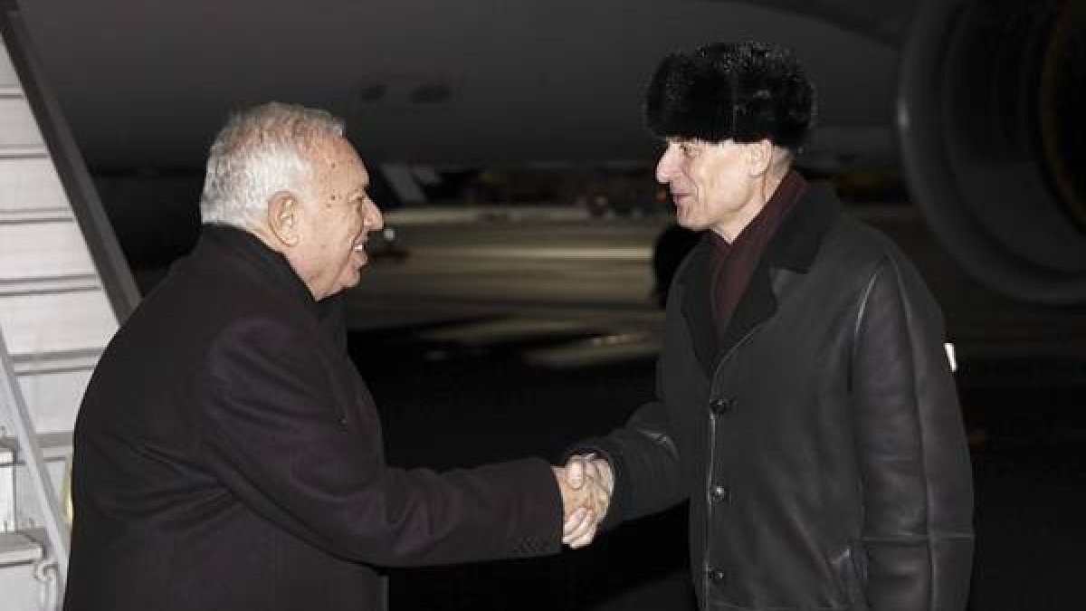 El ministro de Exteriores, José Manuel García-Margallo, es recibido por el embajador de España en Ucrania, Gerardo Ángel Bugallo, a su llegada a Kiev.