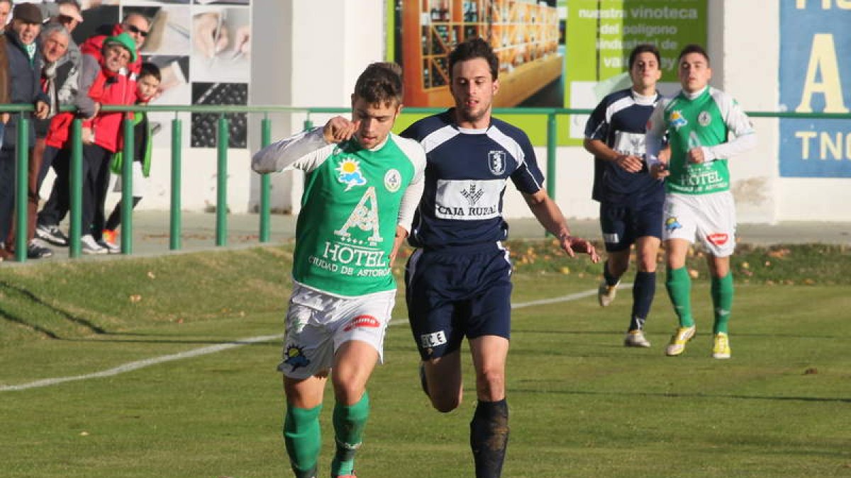 Cristian controla el balón por la banda tras superar al ex jugador del Astorga, Javi Turiel.