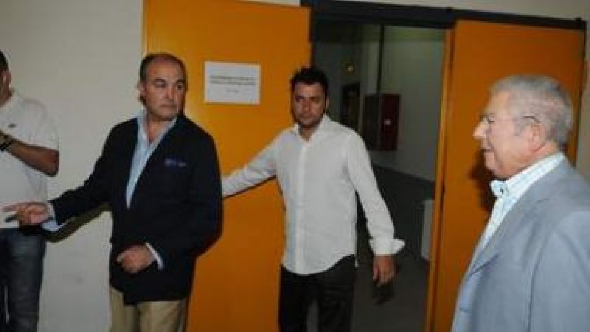 Vega, a la izquierda, y Cueto, a la derecha, pretenden un convenio con los clubes leoneses.