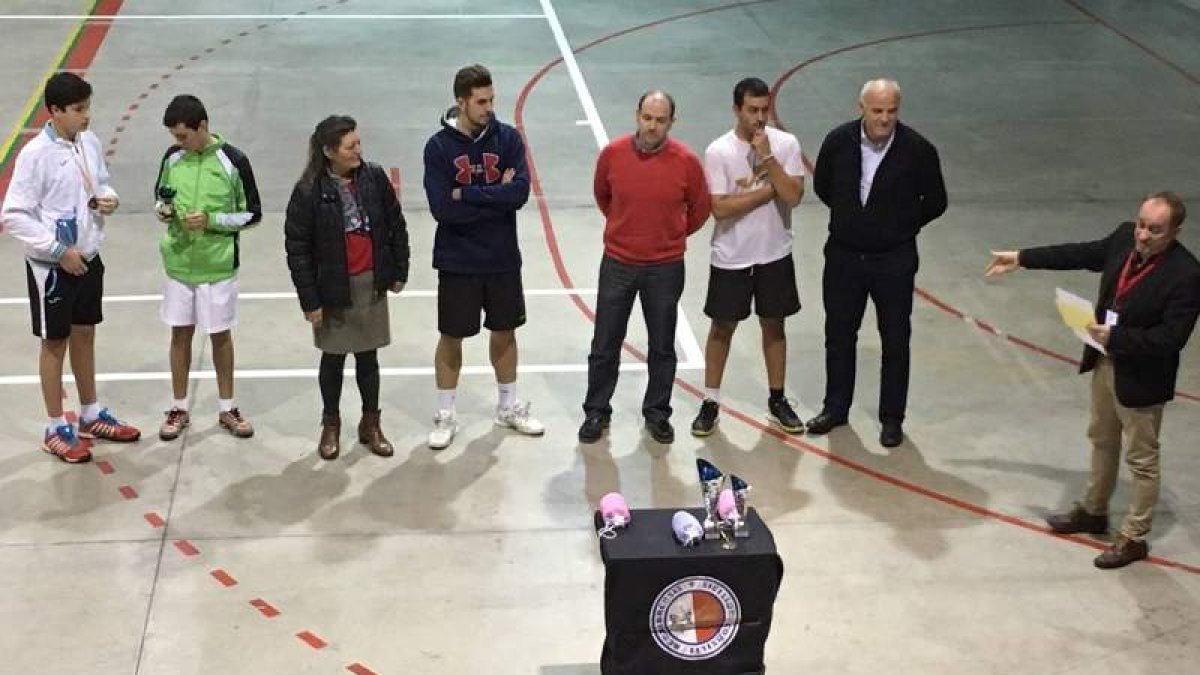 Los triunfadores junto a las autoridades en la entrega de trofeos.