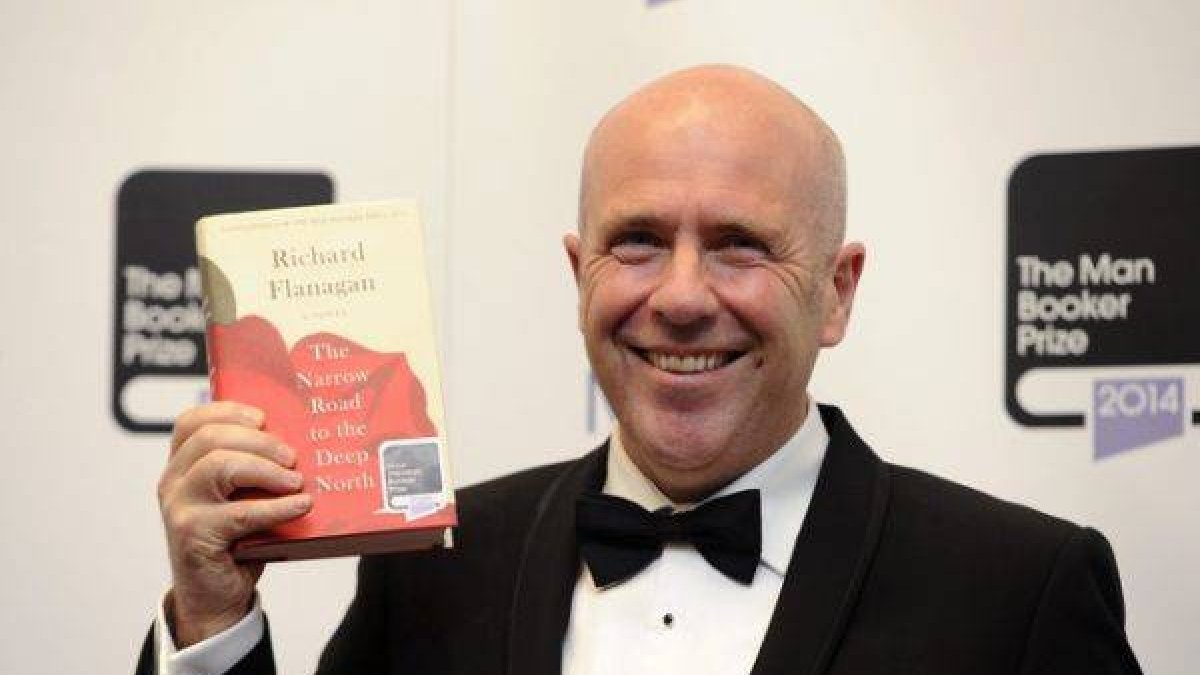 Richard Flanagan posa con la novela que le ha valido el Man Booker, anoche en Londres.