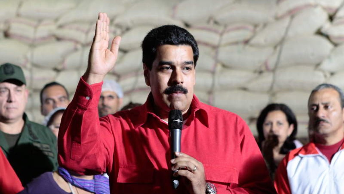 Nicolás Maduro, en la inspección de una planta procesadora de café en Caracas.