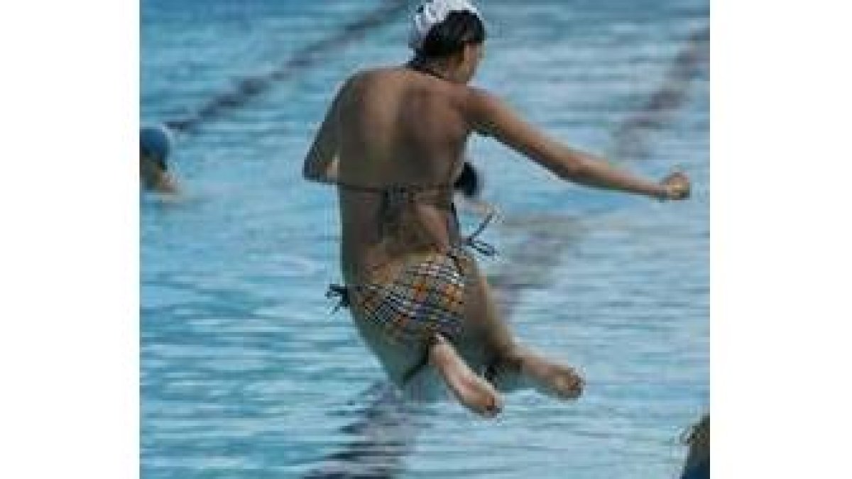 Una joven salta a la piscina de Sáenz de Miera, en una imagen de archivo