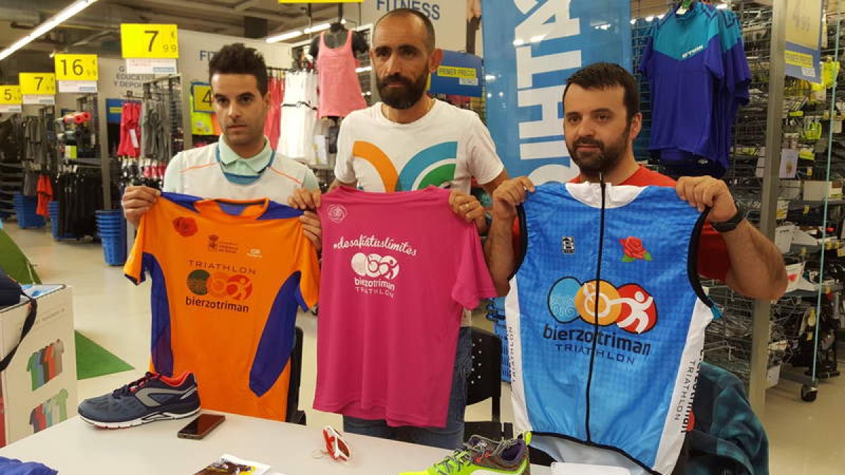 Basurko, en el centro, en la presentación de la prueba. FROC