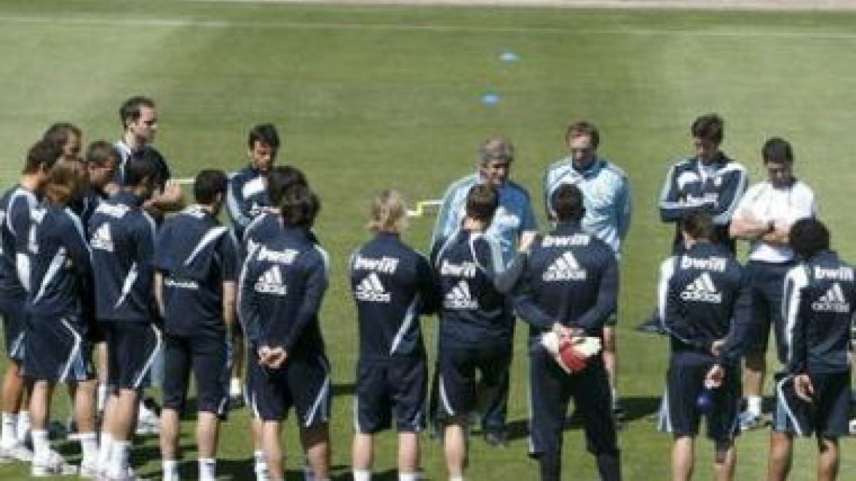 Manuel Pellegrini, charla con sus jugadores al comienzo del entrenamiento de ayer.