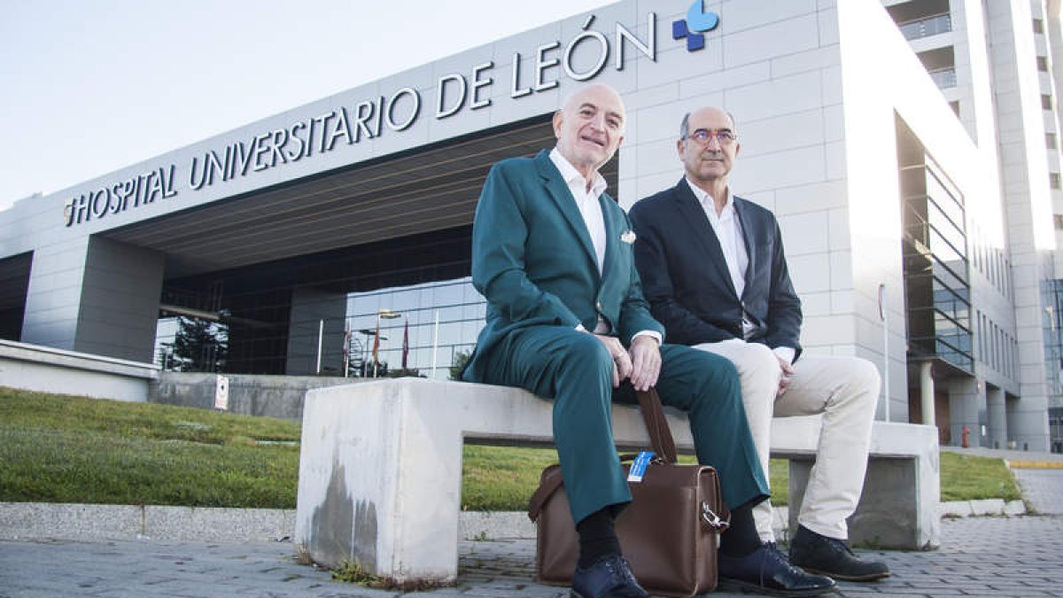 Michell Tazàrtes y Pierre Escalas, ayer antes de entrar en el quirófano. F. OTERO PERANDONES