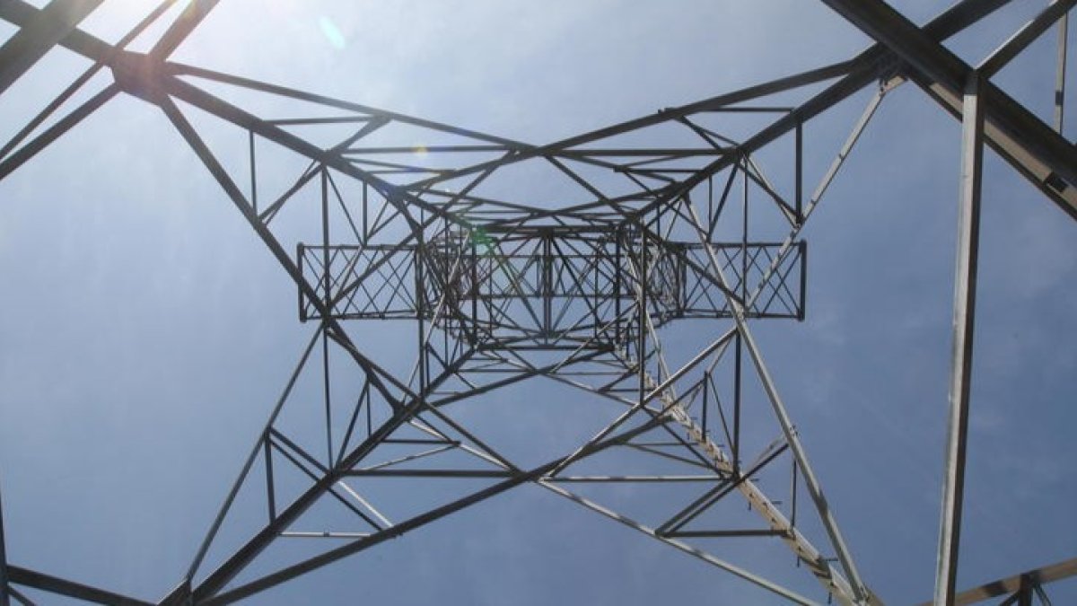Torre de la línea eléctrica Sama-Velilla, ubicada en Siero de la Reina. NORBERTO