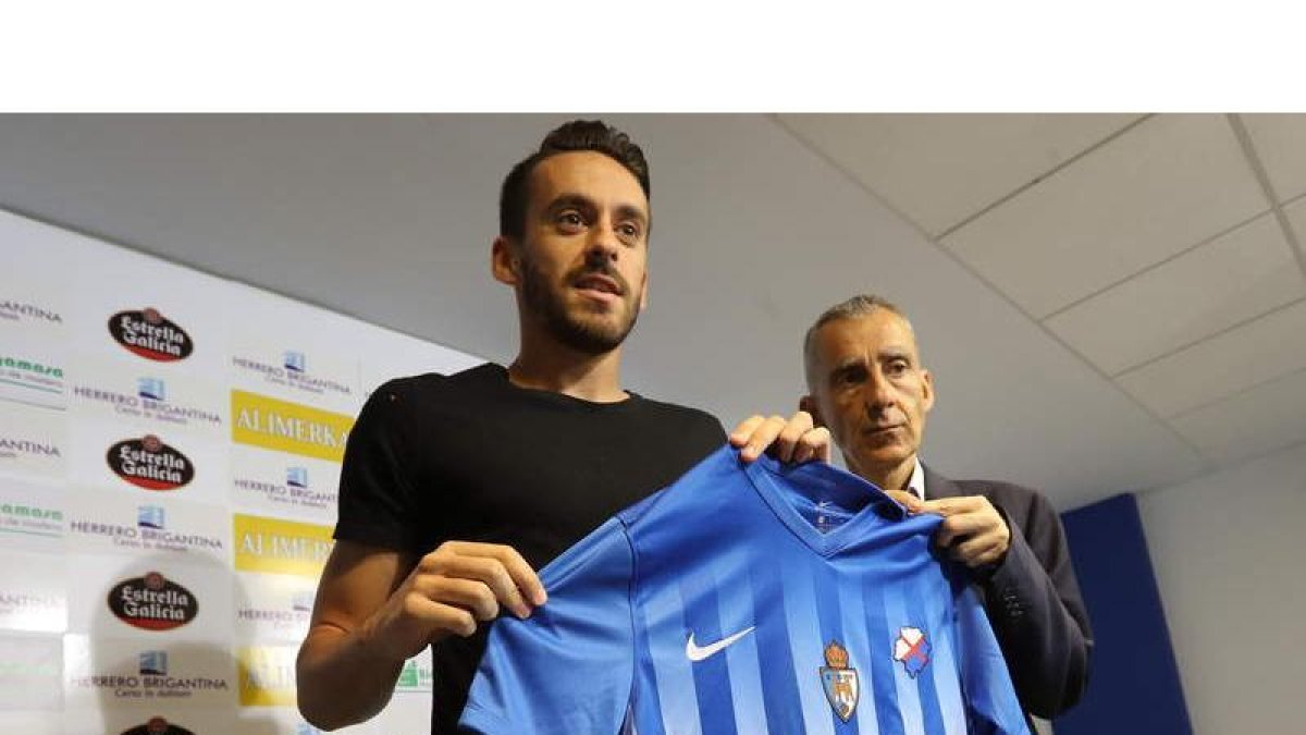 Iago Díaz trabajó con el preparador físico antes del partido del pasado domingo ante el Coruxo FC en O Vao. FROC