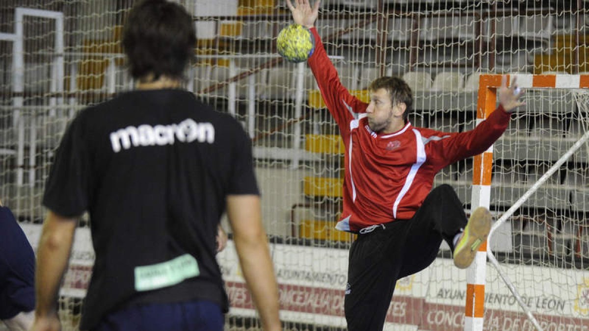 El meta Venio Losert en un entrenamiento del Reale Ademar.