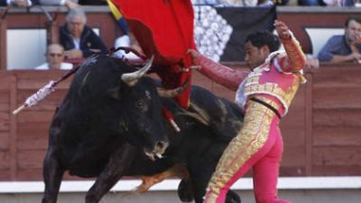 Luis Bolívar da un pase con la muleta.