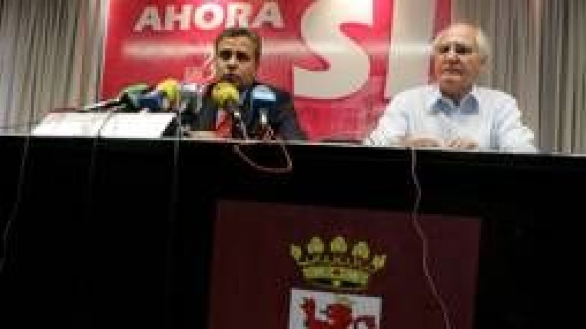 Joaquín Otero compareció ayer acompañado por Manuel Arias, secretario de organización de UPL