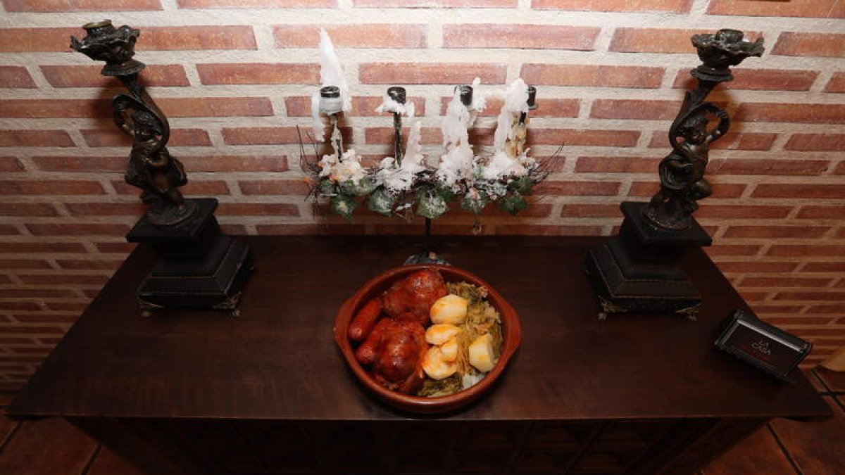 La Casa del Botillo es una visita para alimentar cuerpo y alma. Está abierto los 365 días del año y las reservas pueden formalizarse en el teléfono 987 411537.