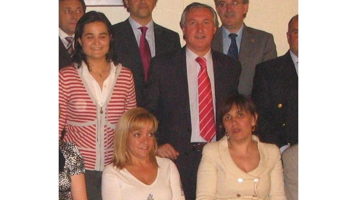 Triana Martínez, detrás de Carrasco y junto a Bardal