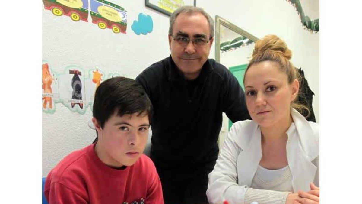 Alejandro Calleja con su hijo Rúbén y una educadora.