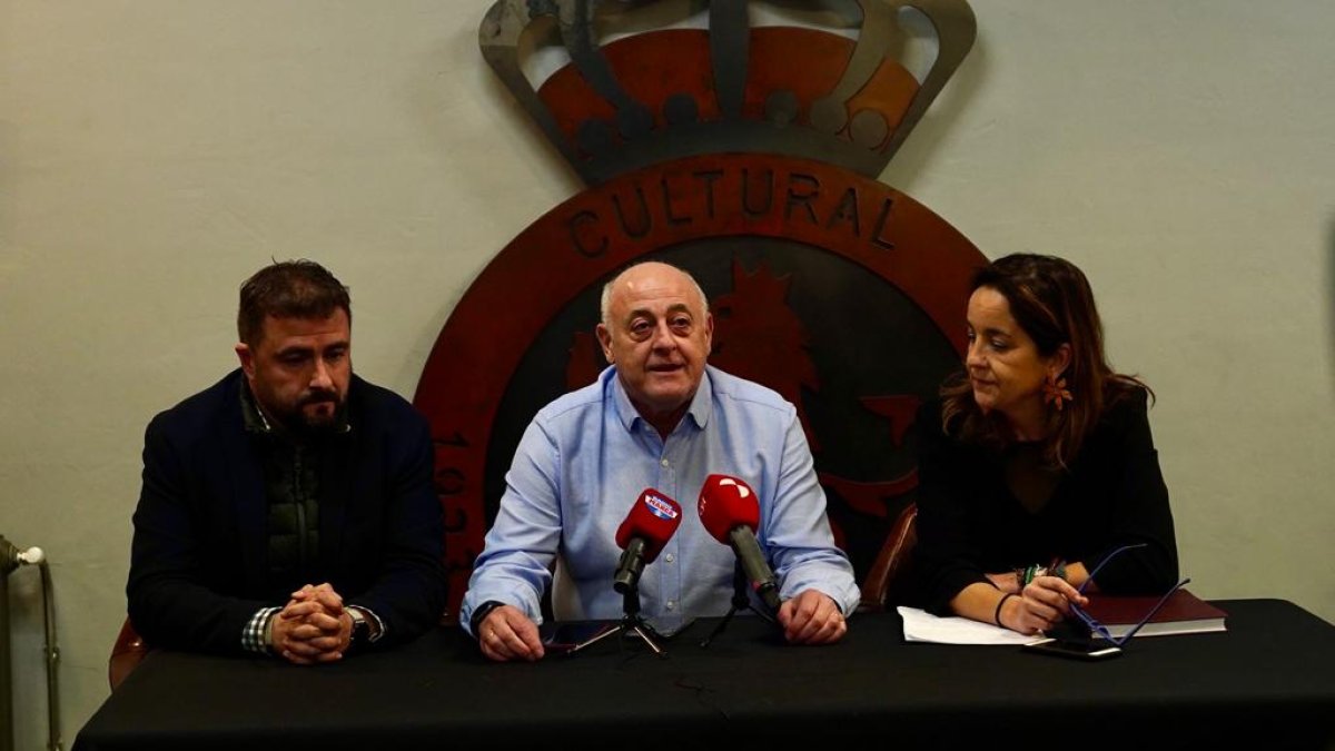 Goyo Chamorro, presidente del Comité Organizador del Centenario de la Cultural (en el centro), junto a Natichu Alvarado y Mario Valladares. MIGUEL F. B.
