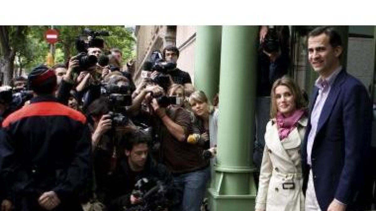 Los Príncipes de Asturias posan a la entrada del Hospital Clínic de Barcelona.