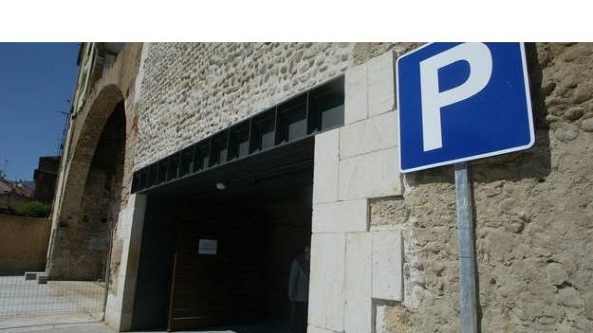 El aparcamiento cuenta con dos plantas y 255 plazas