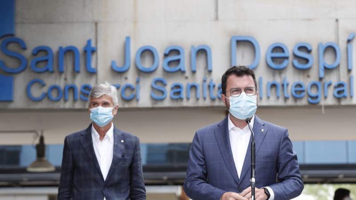 Pere Aragonés, y el conseller de Salud en su visita a un hospital de Barcelona. ALEJANDRO GARCÍA