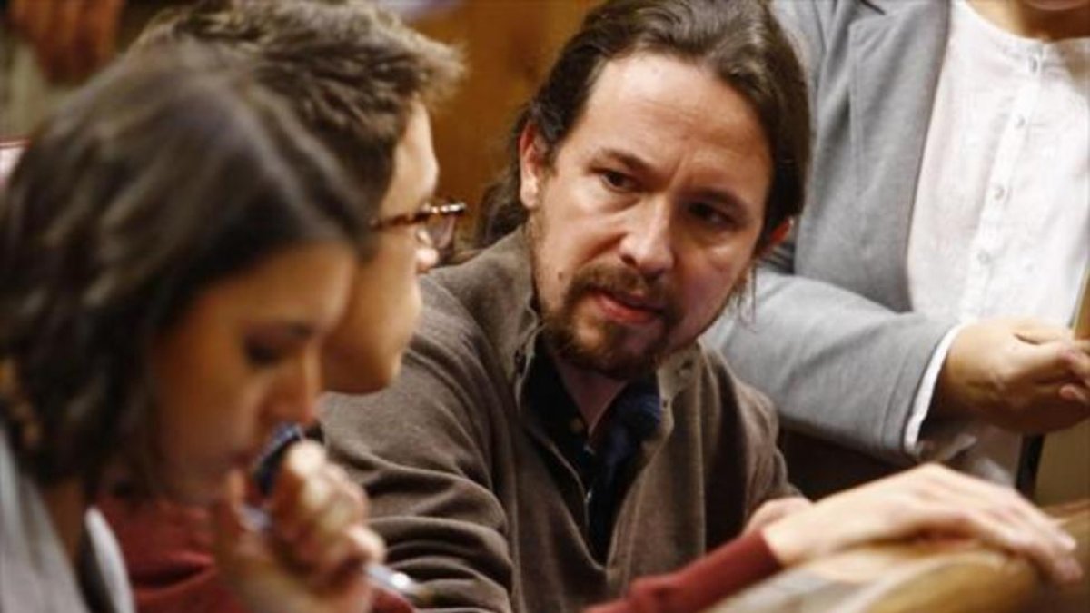 Irene Montero, Iñigo Errejón y Pablo Iglesias, discutiendo en sus escaños del Congreso el pasado 31 de enero.