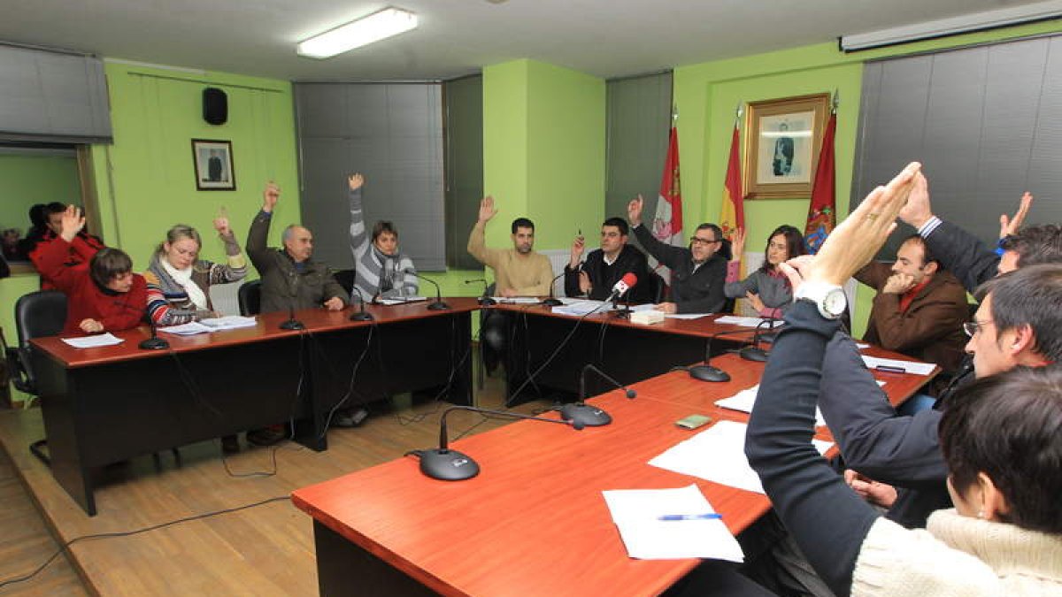 La imagen muestra un momento de la votación plenaria de Cacabelos en la noche del miércoles.