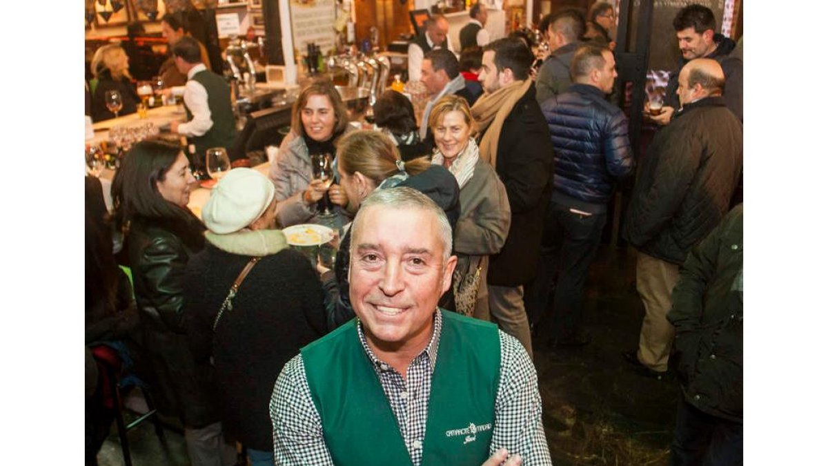 Javier Gómez, entre los clientes a los que mima en su Camarote Madrid. F. OTERO PERANDONES