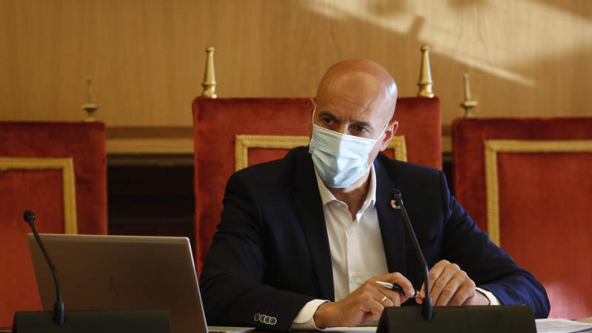 José Antonio Diez presidió ayer el Pleno celebrado en San Marcelo. FERNANDO OTERO
