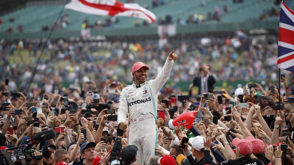 El piloto de Mercedes celebra su victoria en el circuito inglés de Silverstone. XHEMAJ