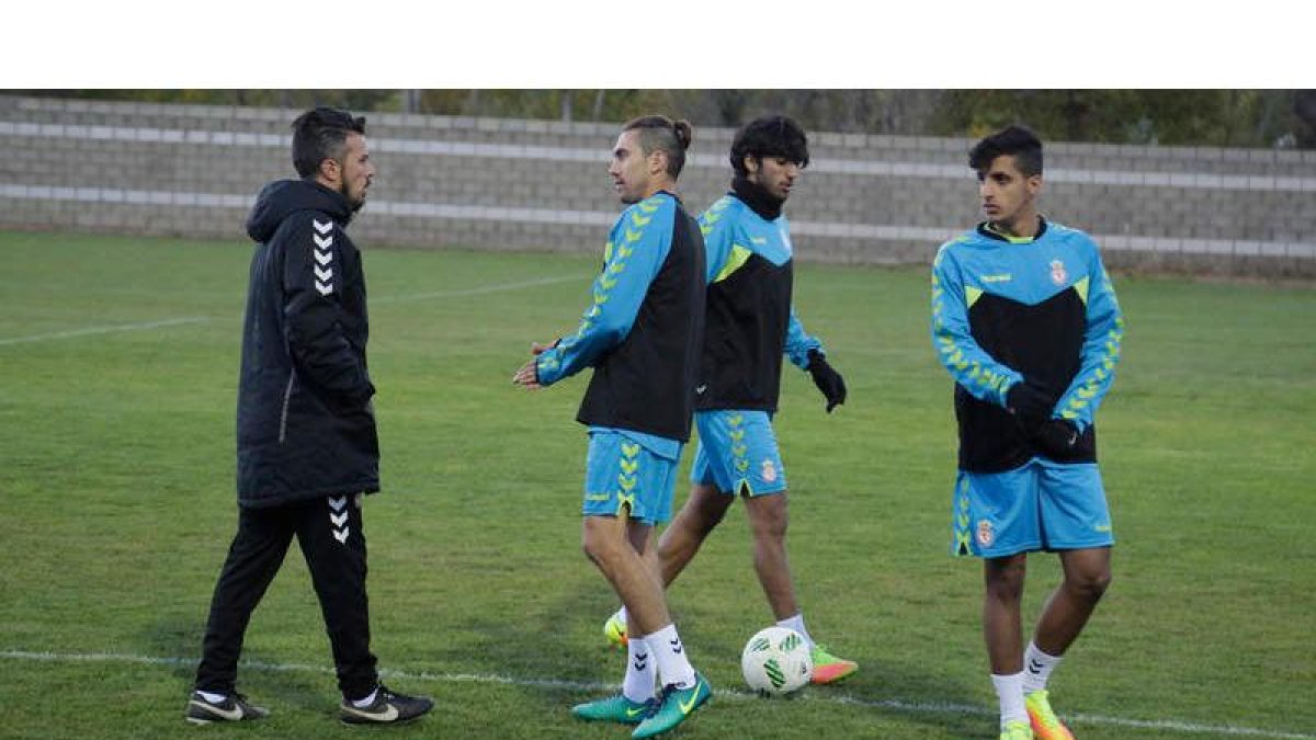 Rubén de la Barrera, a la izquierda, da la bienvenida a Michael Farfán, Tarek Salman y Abdullah Abdulsalam. SECUNDINO PÉREZ