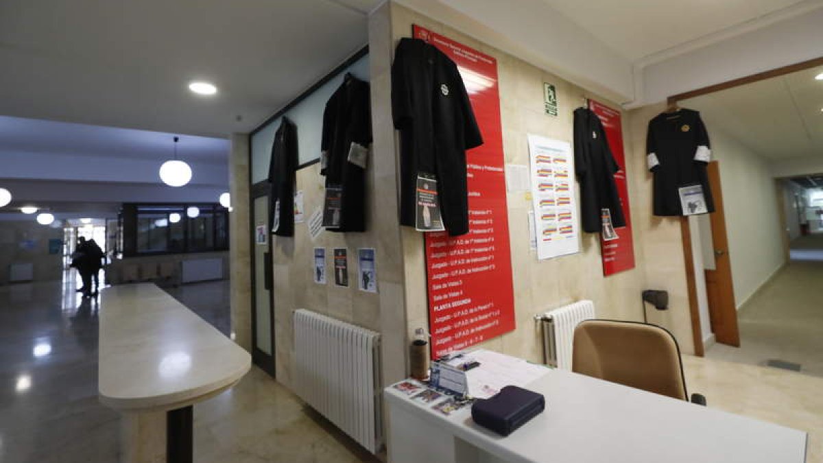 Las togas, colgadas ayer, en señal de huelga a la entrada de los juzgados de Ponferrada. ANA F. BARREDO