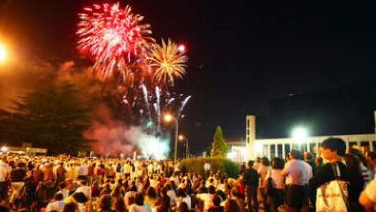 La noche de San Juan escenificó la primera tirada de fuegos artificiales; la segunda será el lunes d