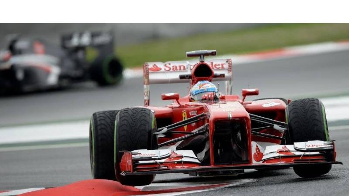 Fernando Alonso, durante la primera sesión de entrenamientos libres del GP de España en Montmeló.