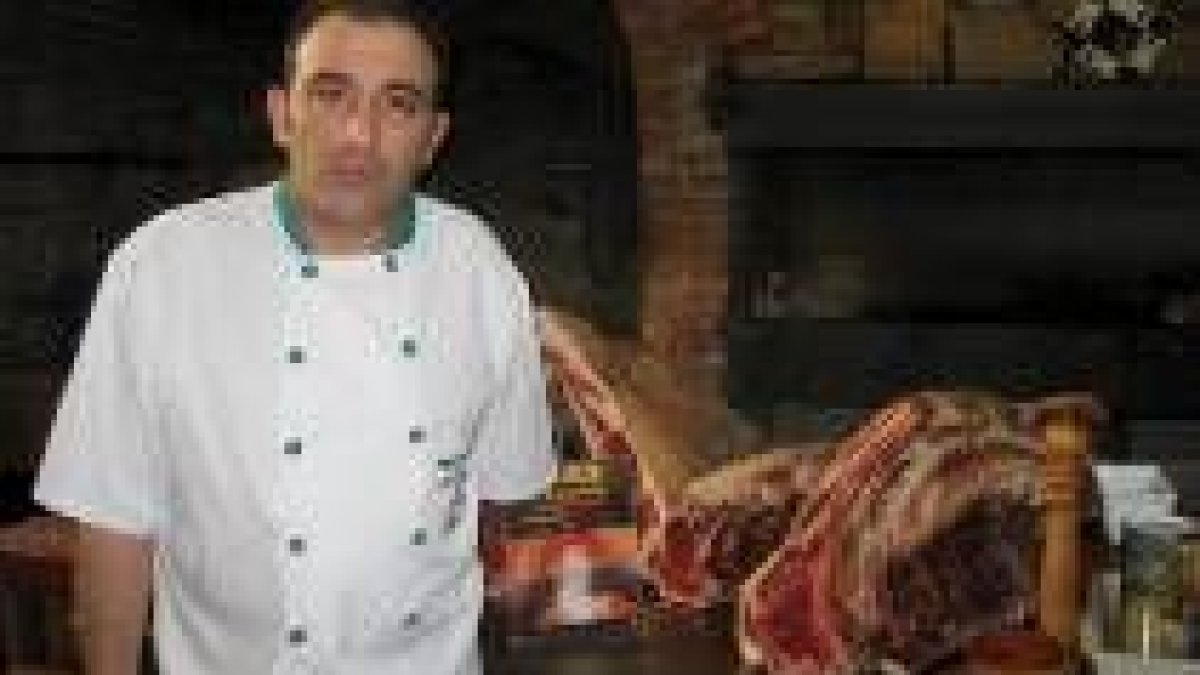 José Gordón, en su restaurante, ante una pieza de chuletón de buey